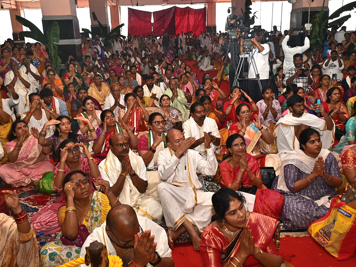 Huge Devotees Rush At Vijayawada Durgamma Temple3