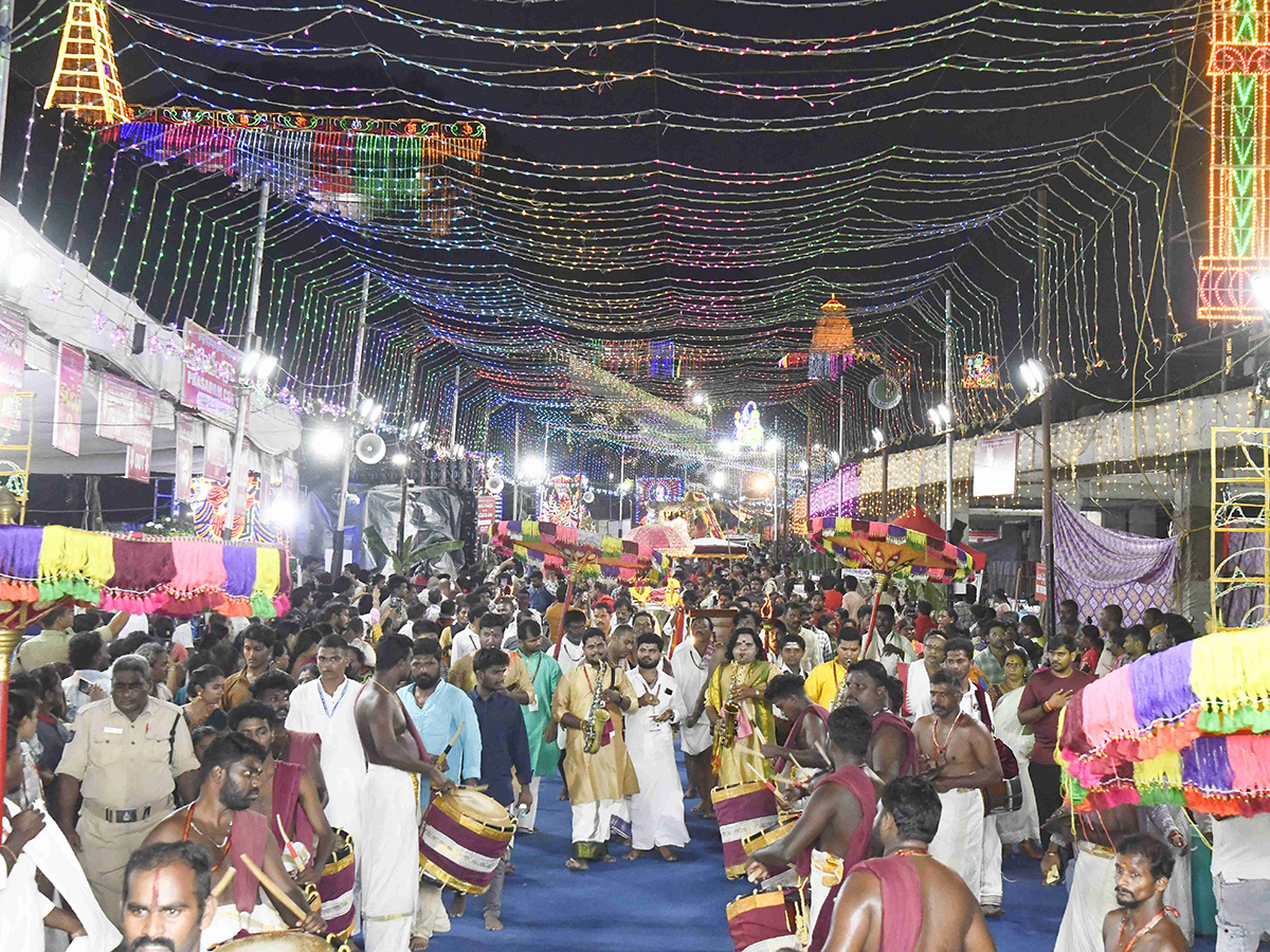 Huge Devotees Rush At Vijayawada Durgamma Temple7