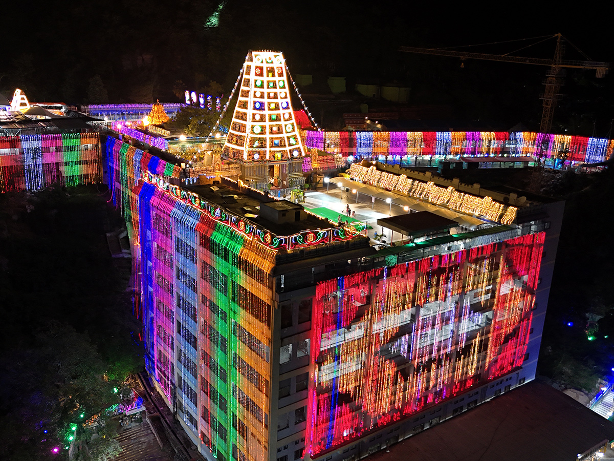Huge Devotees Rush At Vijayawada Durgamma Temple8