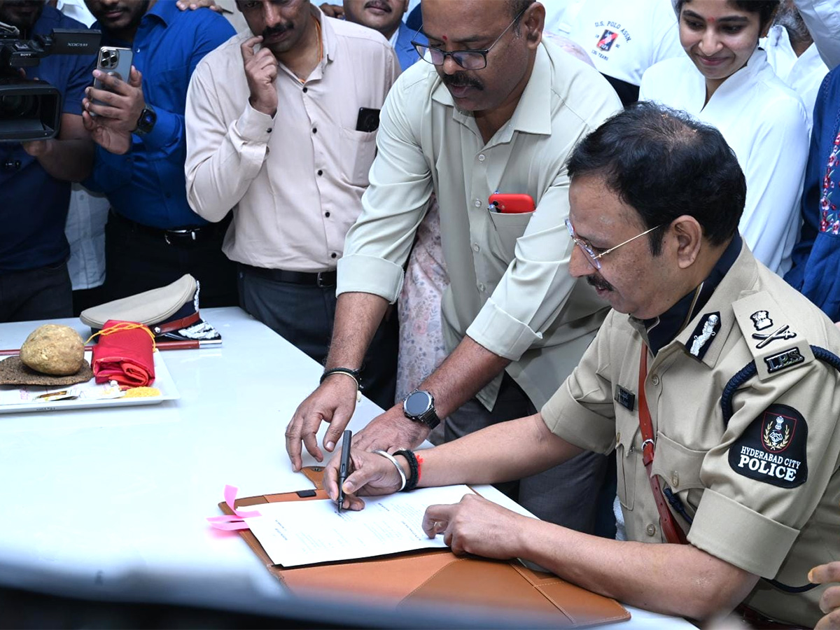 VC Sajjanar Takes Charge As Hyderabad Police Commissioner Photos1