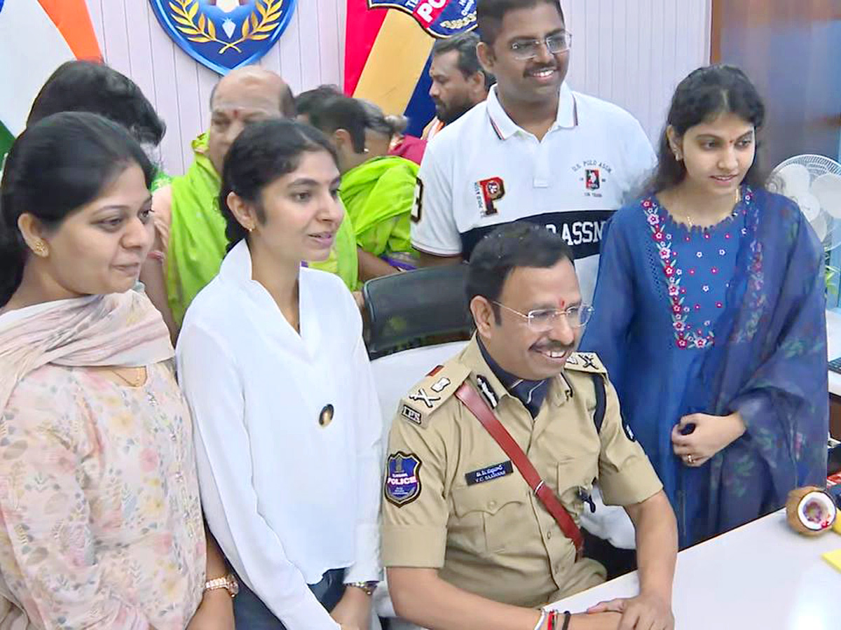 VC Sajjanar Takes Charge As Hyderabad Police Commissioner Photos10
