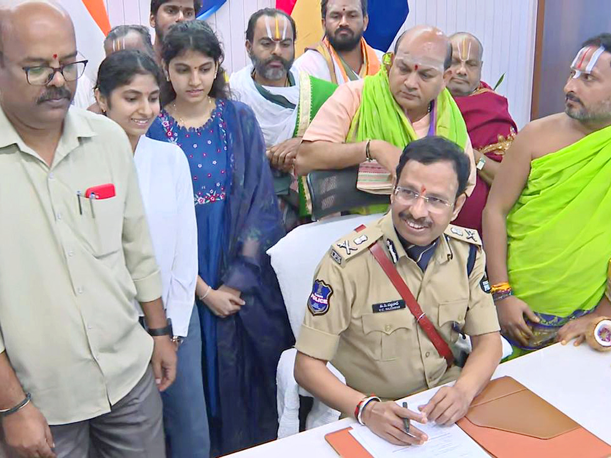 VC Sajjanar Takes Charge As Hyderabad Police Commissioner Photos12