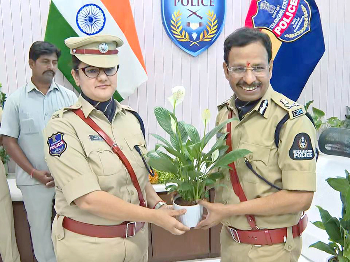 VC Sajjanar Takes Charge As Hyderabad Police Commissioner Photos14