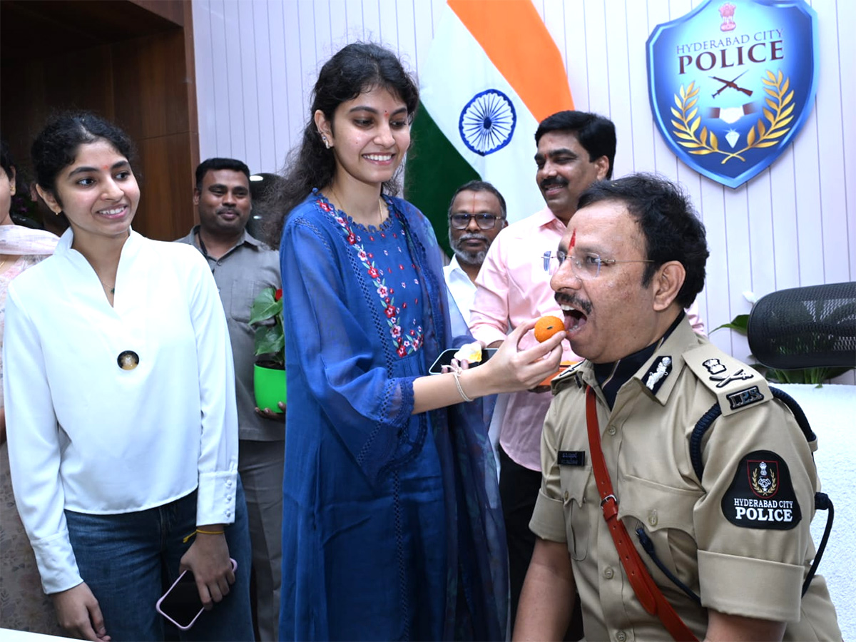 VC Sajjanar Takes Charge As Hyderabad Police Commissioner Photos15
