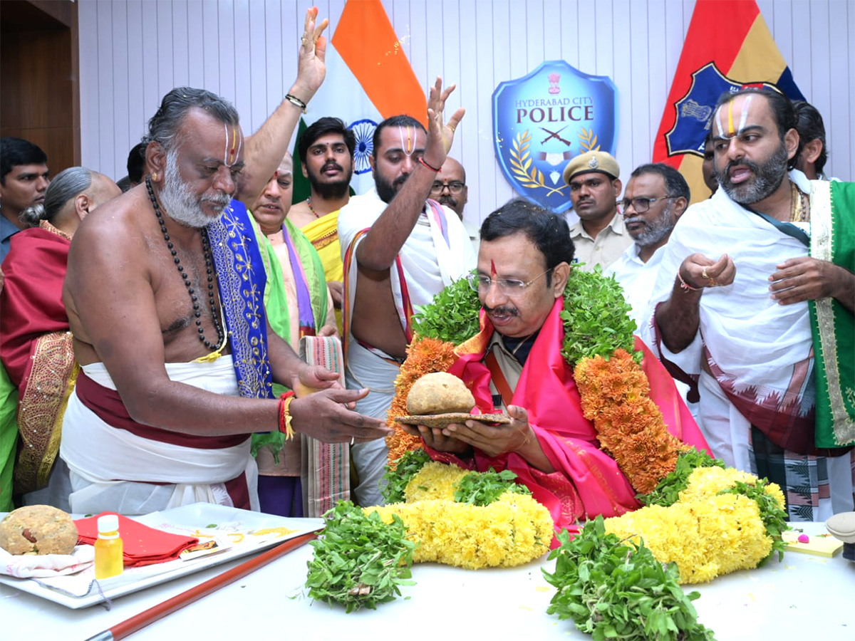 VC Sajjanar Takes Charge As Hyderabad Police Commissioner Photos3