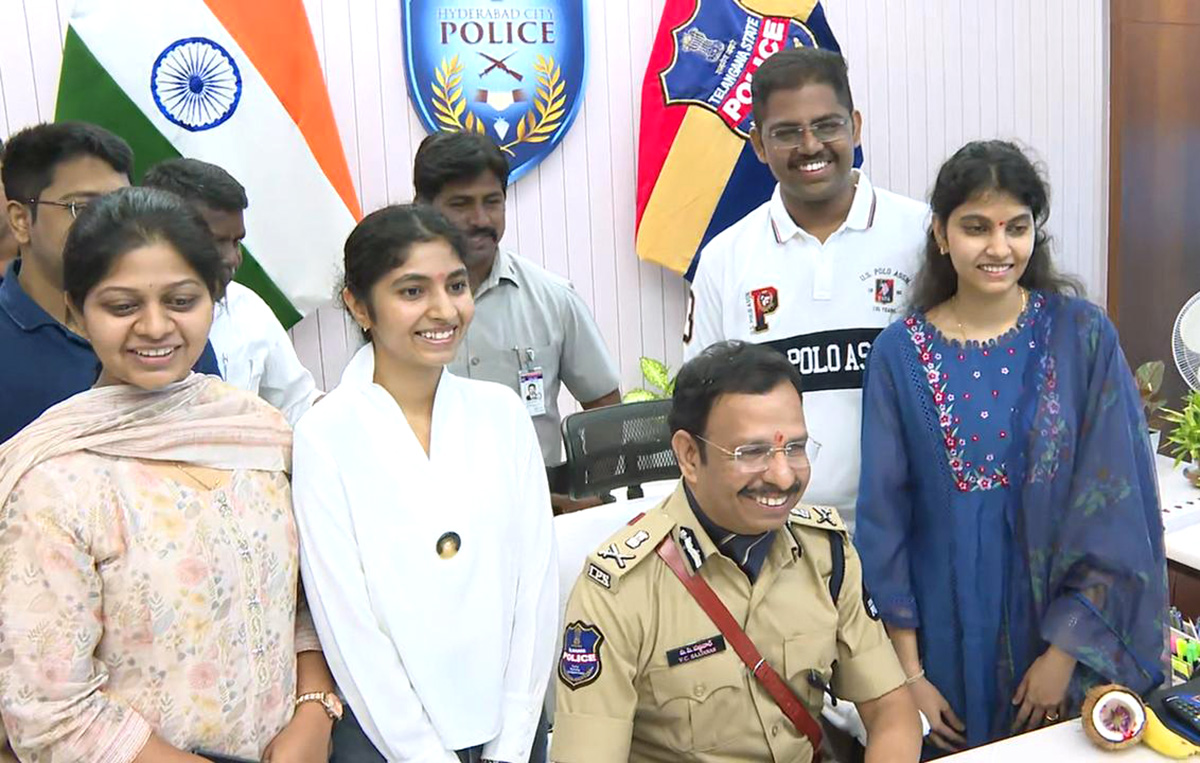 VC Sajjanar Takes Charge As Hyderabad Police Commissioner Photos4