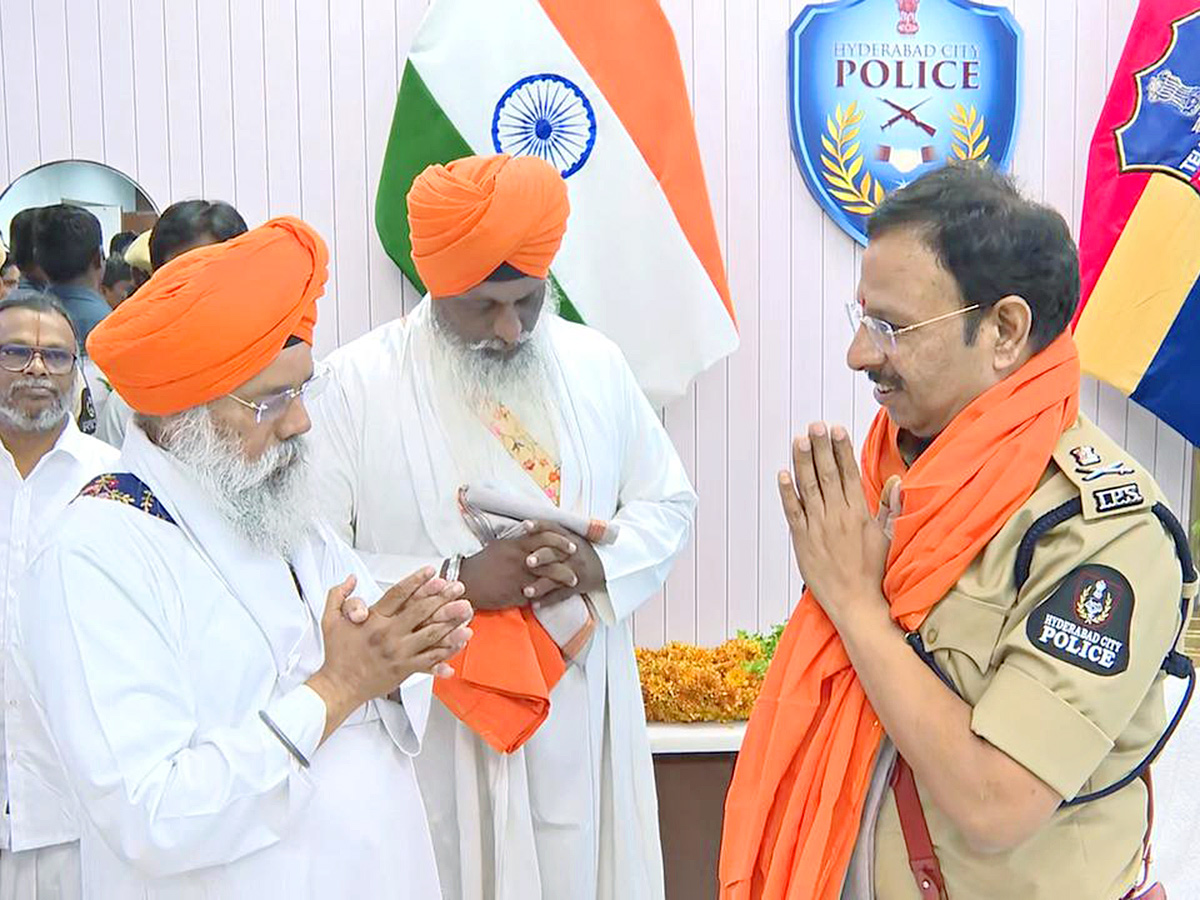 VC Sajjanar Takes Charge As Hyderabad Police Commissioner Photos5