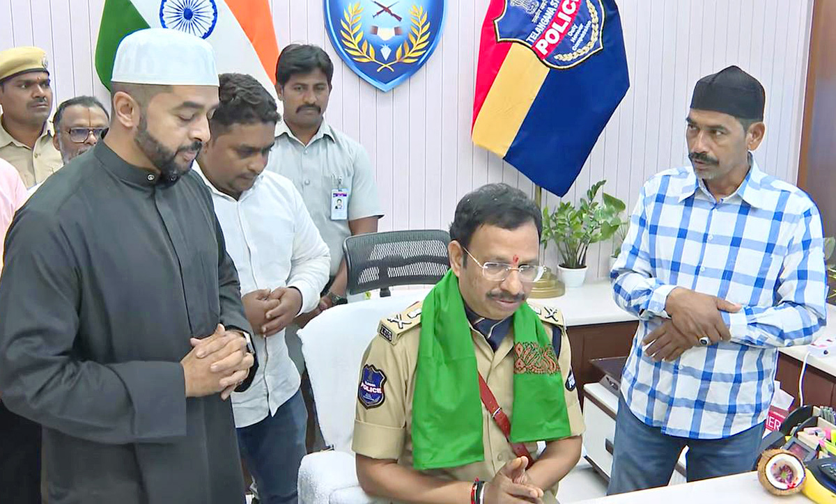 VC Sajjanar Takes Charge As Hyderabad Police Commissioner Photos7