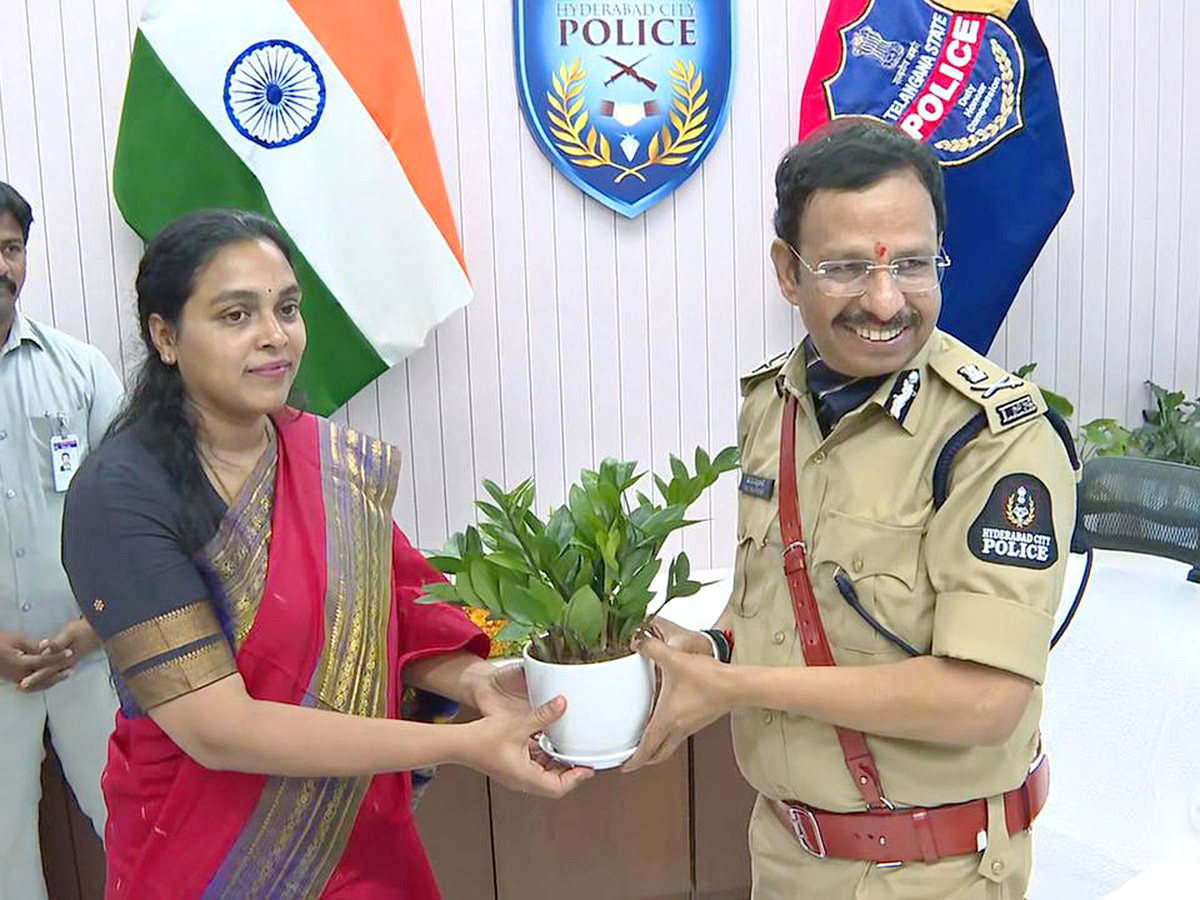 VC Sajjanar Takes Charge As Hyderabad Police Commissioner Photos9