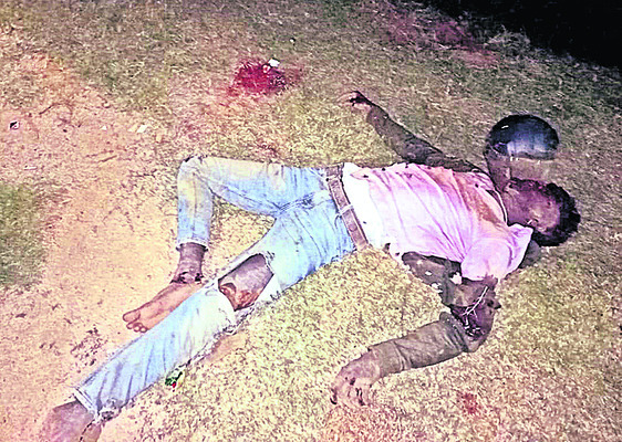 శిథిలాలు మీదపడి కార్మికుడి మృతి 1