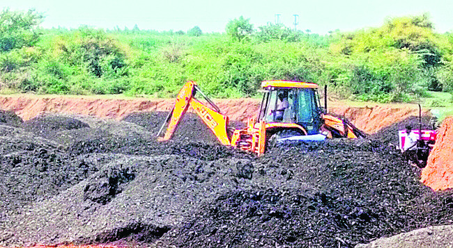 గ్రావెల్ను కొల్లగొట్టి.. చెత్తతో గుంతలు నింపుతూ 1