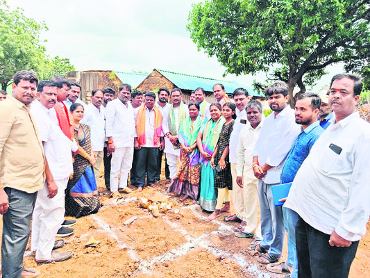 ఇందిరమ్మ ఇళ్లు త్వరగా పూర్తిచేయాలి1