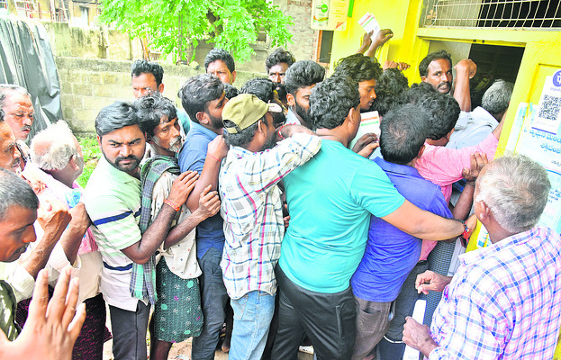 యూరియా అందక గగ్గోలు1