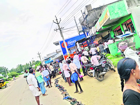 యూరియా కోసం బారులు1