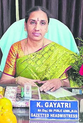 ముగ్గురు ఉపాధ్యాయులకు ఉత్తమ పురస్కారం2