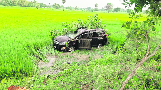 అదుపుతప్పి పొలాల్లోకి దూసుకెళ్లిన కారు1