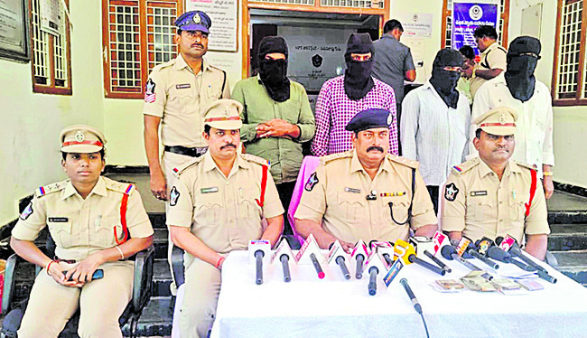 కాల్వలో దూకి వృద్ధురాలు ఆత్మహత్య 1