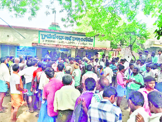 యూరియా కోసం పడిగాపులు 2