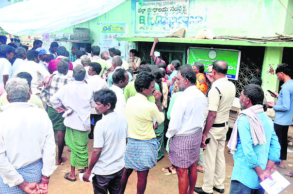 యూరియా కోసం పడిగాపులు 1