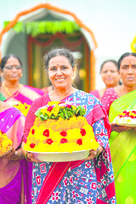 పల్లెల్లో బతుకమ్మ సందడి1