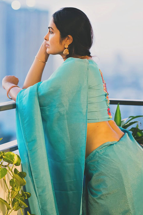 Actress Divi Vadthya looks stunning In a saree Photos2