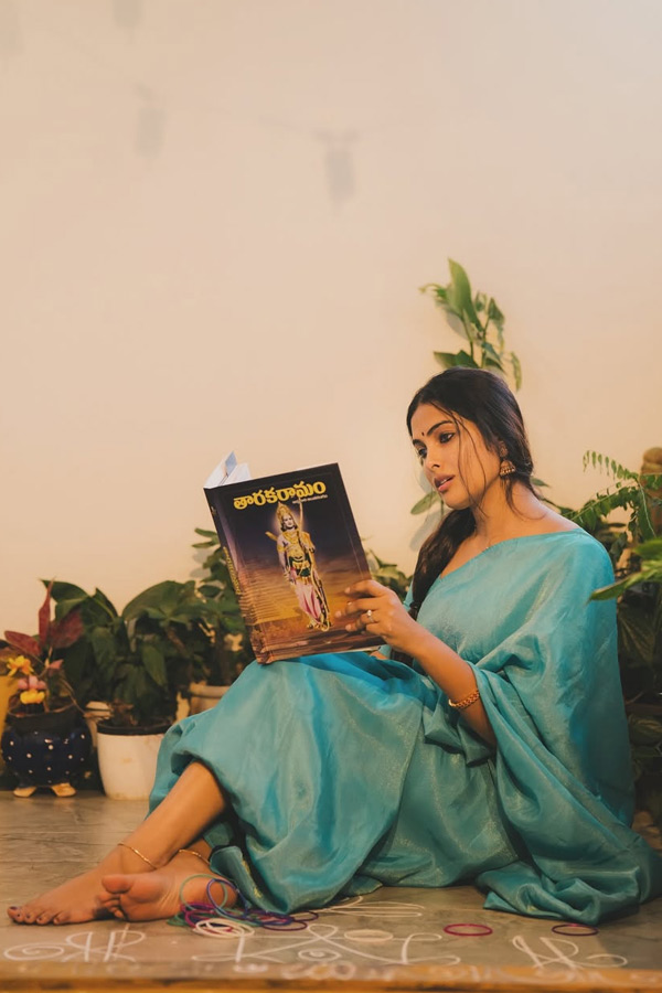 Actress Divi Vadthya looks stunning In a saree Photos4