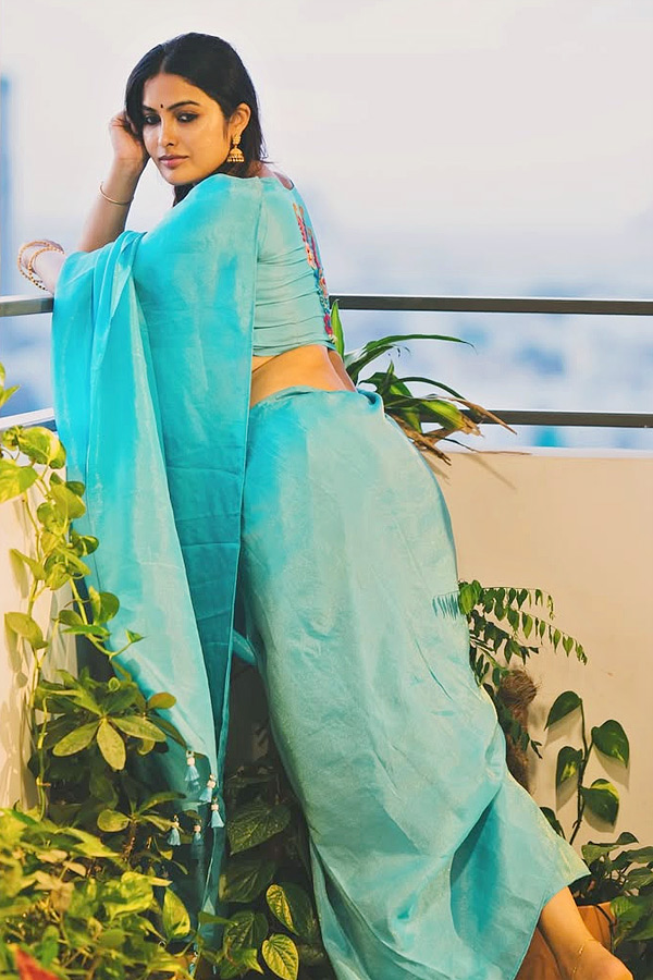 Actress Divi Vadthya looks stunning In a saree Photos5