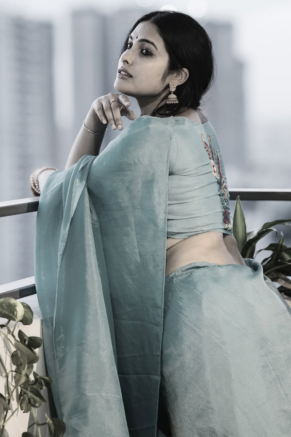 Actress Divi Vadthya looks stunning In a saree Photos7