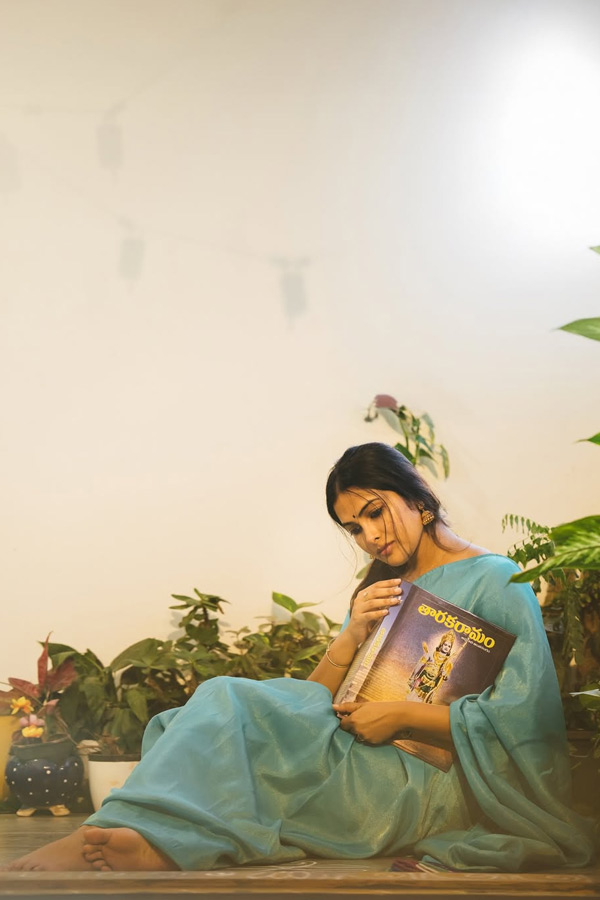 Actress Divi Vadthya looks stunning In a saree Photos8