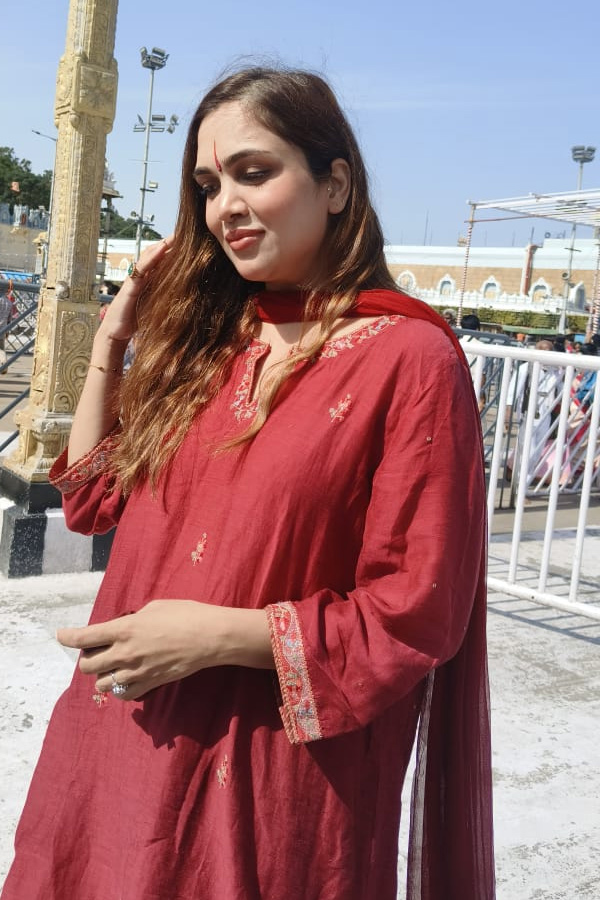 Actress Shweta Parashar Offers Prayers At Tirumala Tirupati Devasthanam Photos2