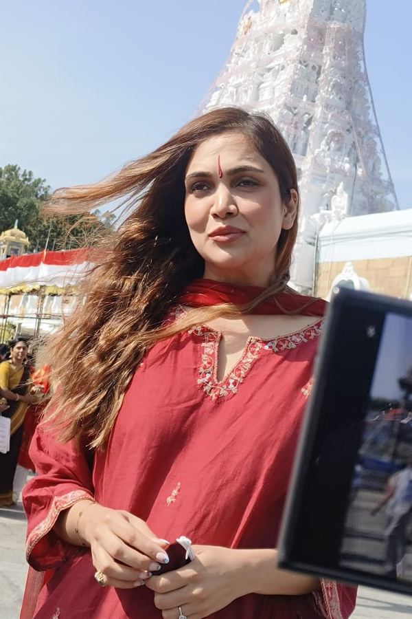 Actress Shweta Parashar Offers Prayers At Tirumala Tirupati Devasthanam Photos11