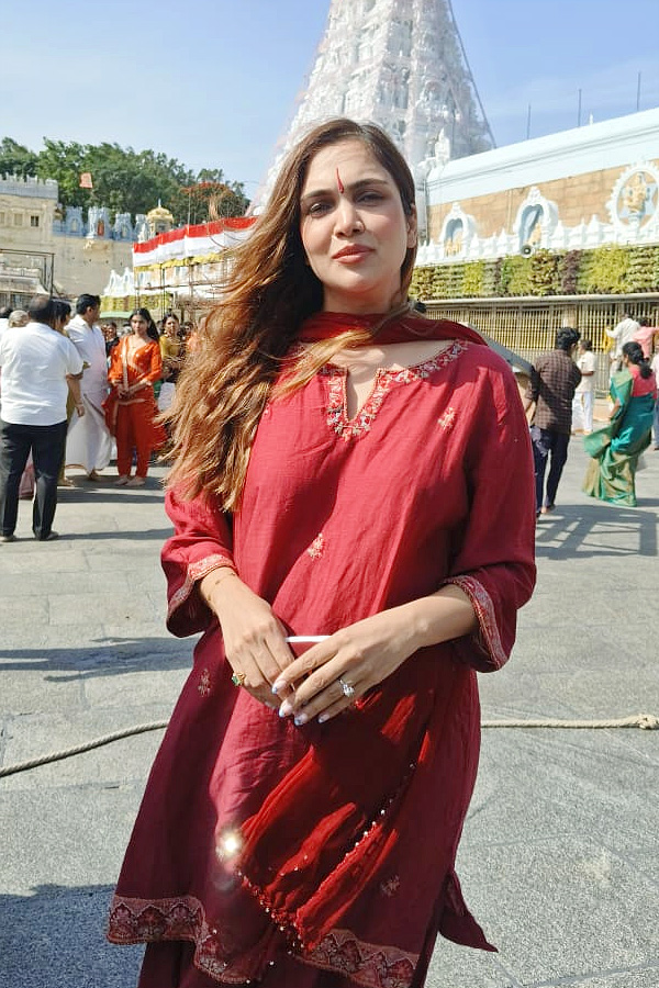 Actress Shweta Parashar Offers Prayers At Tirumala Tirupati Devasthanam Photos12