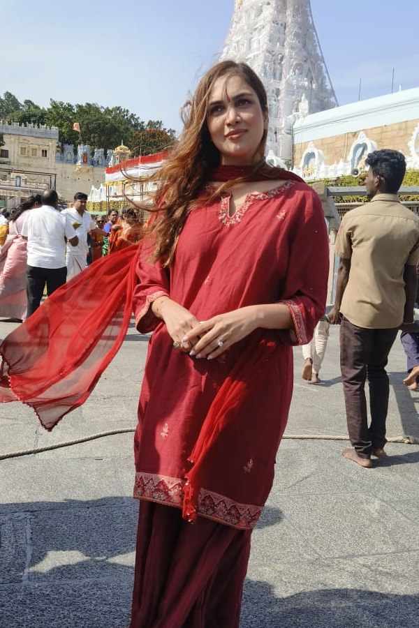 Actress Shweta Parashar Offers Prayers At Tirumala Tirupati Devasthanam Photos13