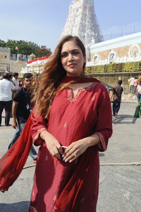 Actress Shweta Parashar Offers Prayers At Tirumala Tirupati Devasthanam Photos14
