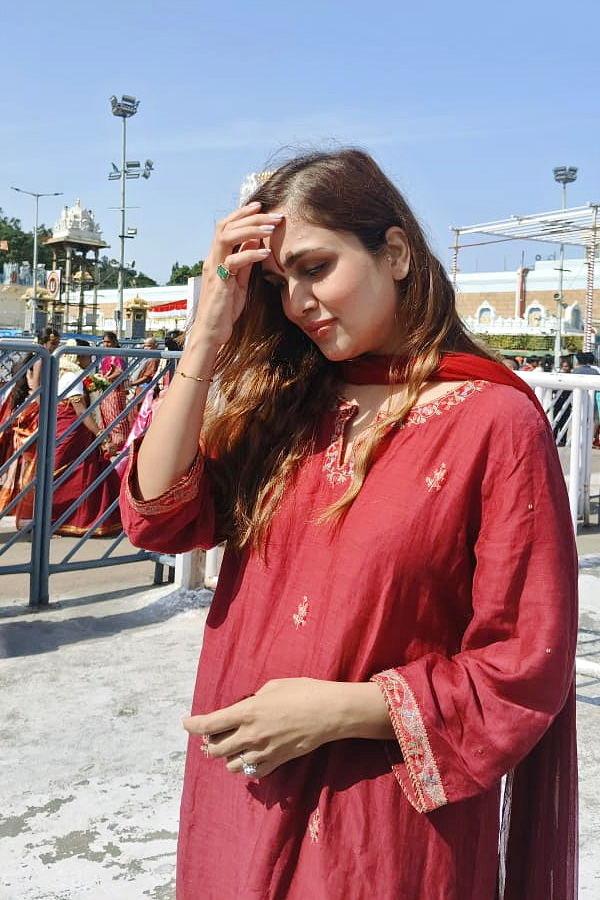 Actress Shweta Parashar Offers Prayers At Tirumala Tirupati Devasthanam Photos3