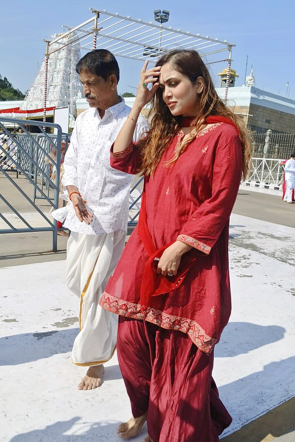 Actress Shweta Parashar Offers Prayers At Tirumala Tirupati Devasthanam Photos5