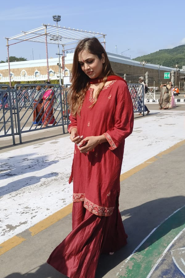 Actress Shweta Parashar Offers Prayers At Tirumala Tirupati Devasthanam Photos6