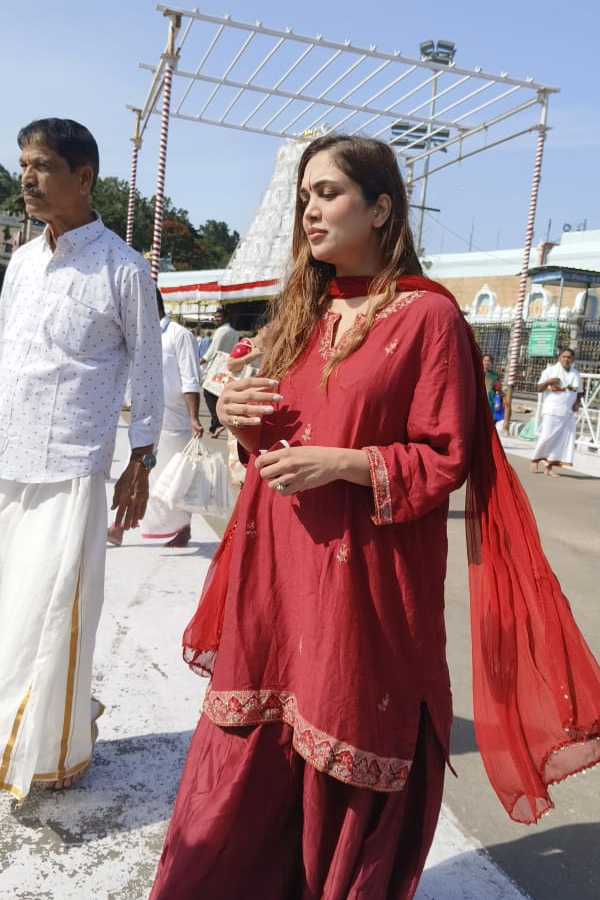 Actress Shweta Parashar Offers Prayers At Tirumala Tirupati Devasthanam Photos7