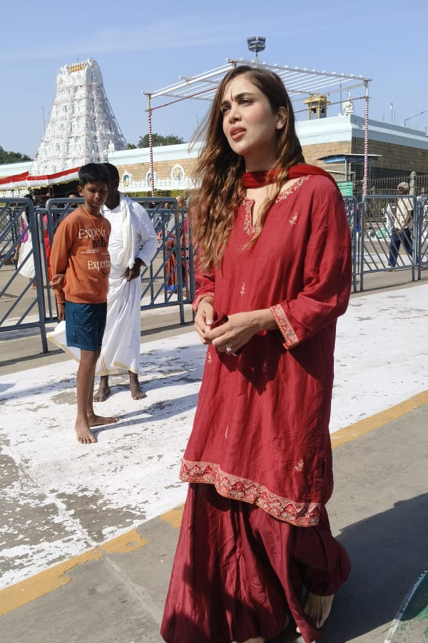 Actress Shweta Parashar Offers Prayers At Tirumala Tirupati Devasthanam Photos8
