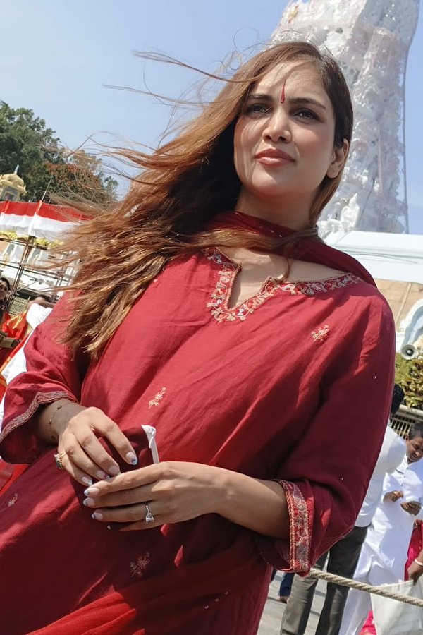Actress Shweta Parashar Offers Prayers At Tirumala Tirupati Devasthanam Photos10