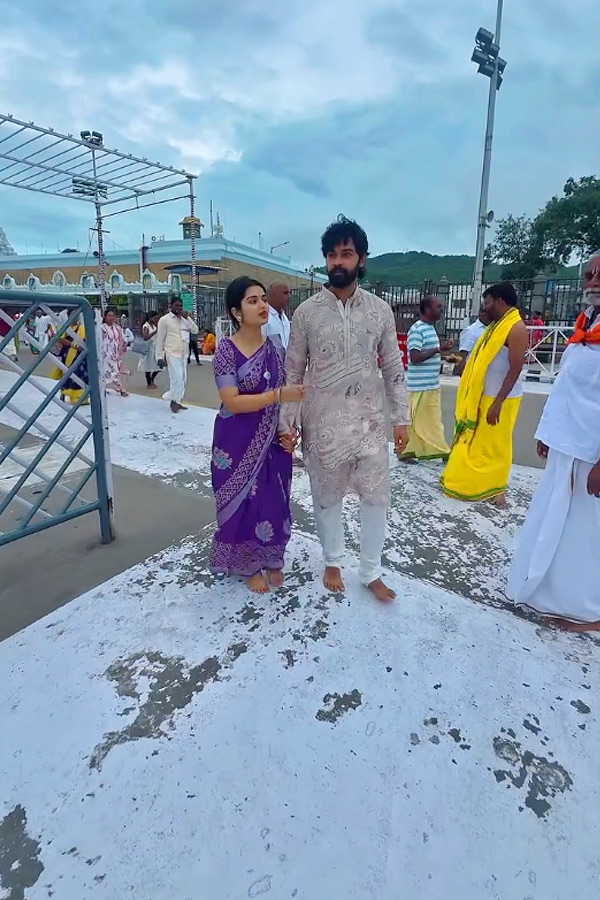 Bigg BOSS Fame Priyanka Jain And Shivakumar Visits Tirumala Photos8