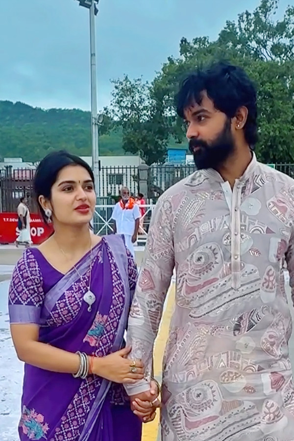 Bigg BOSS Fame Priyanka Jain And Shivakumar Visits Tirumala Photos9