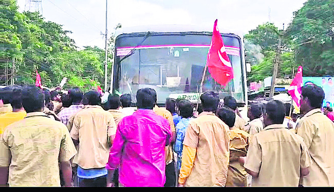 ఆర్టీసీ బస్సుల అడ్డగింత1