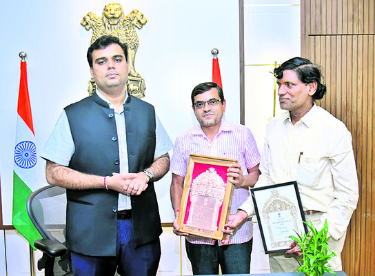 తనిఖీల భయం... ఎరువుల దుకాణాలకు మూత 1