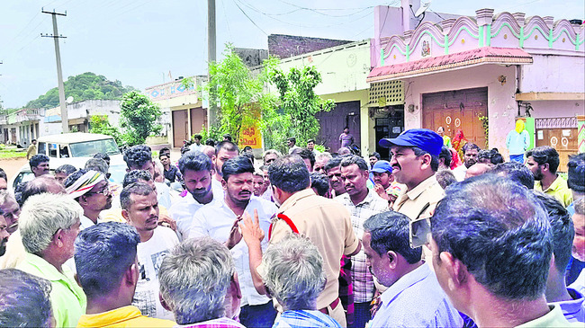 రోడ్ల మరమ్మతు చేపట్టండి1