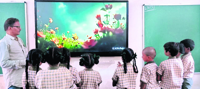 ఆదర్శం.. బోధన వినూత్నం 2