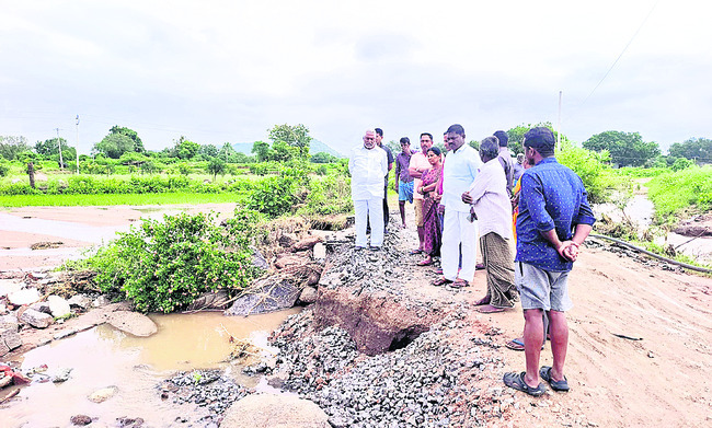 రోడ్ల మరమ్మతు చేపట్టండి2