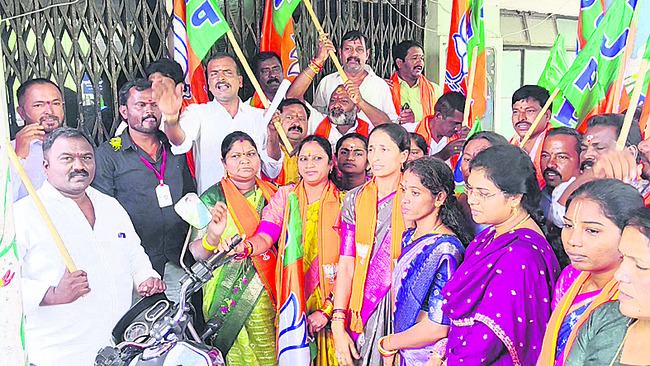 బల్దియా కార్యాలయాన్ని ముట్టడించిన బీజేపీ1