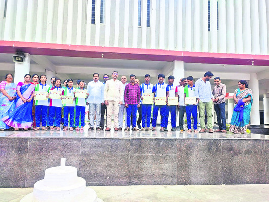 కళా ఉత్సవ్కి ఎంపికై న విద్యార్థులు
2