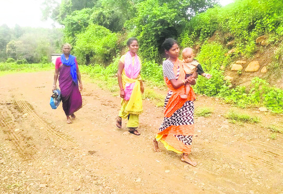 చంటిబిడ్డతో వాగు దాటి ఆస్పత్రికి..1